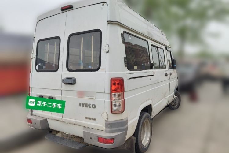 Used Iveco Daily 2020 2.5T A35 Passenger Van with Dual Tires Mid-Roof Design 5-9 Seater Side-Sliding Door China V Emission Standard