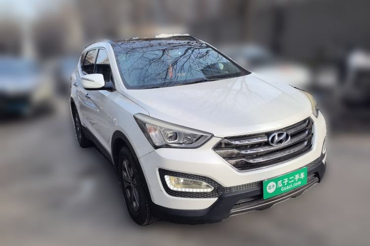 Used Hyundai Santa Fe 2013 2.4L Automatic 4x4 Smart Version Front Right 45 Deg