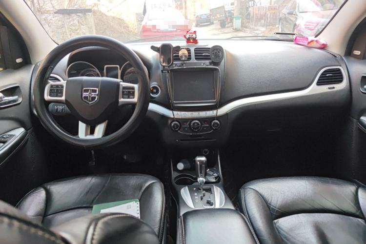 Used Dodge Journey 2013 2.4L Two-Wheel Drive Luxury Version Center Console