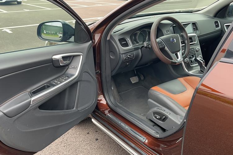 Used Volvo V60 2016 Cross Country T6 AWD
