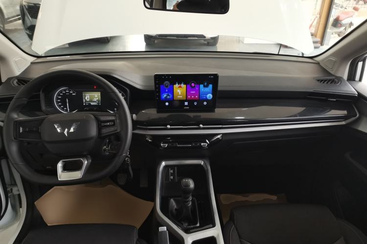 Used Wuling Jiachen 2022 1.5L Manual Enjoyment Elite Model Center Console