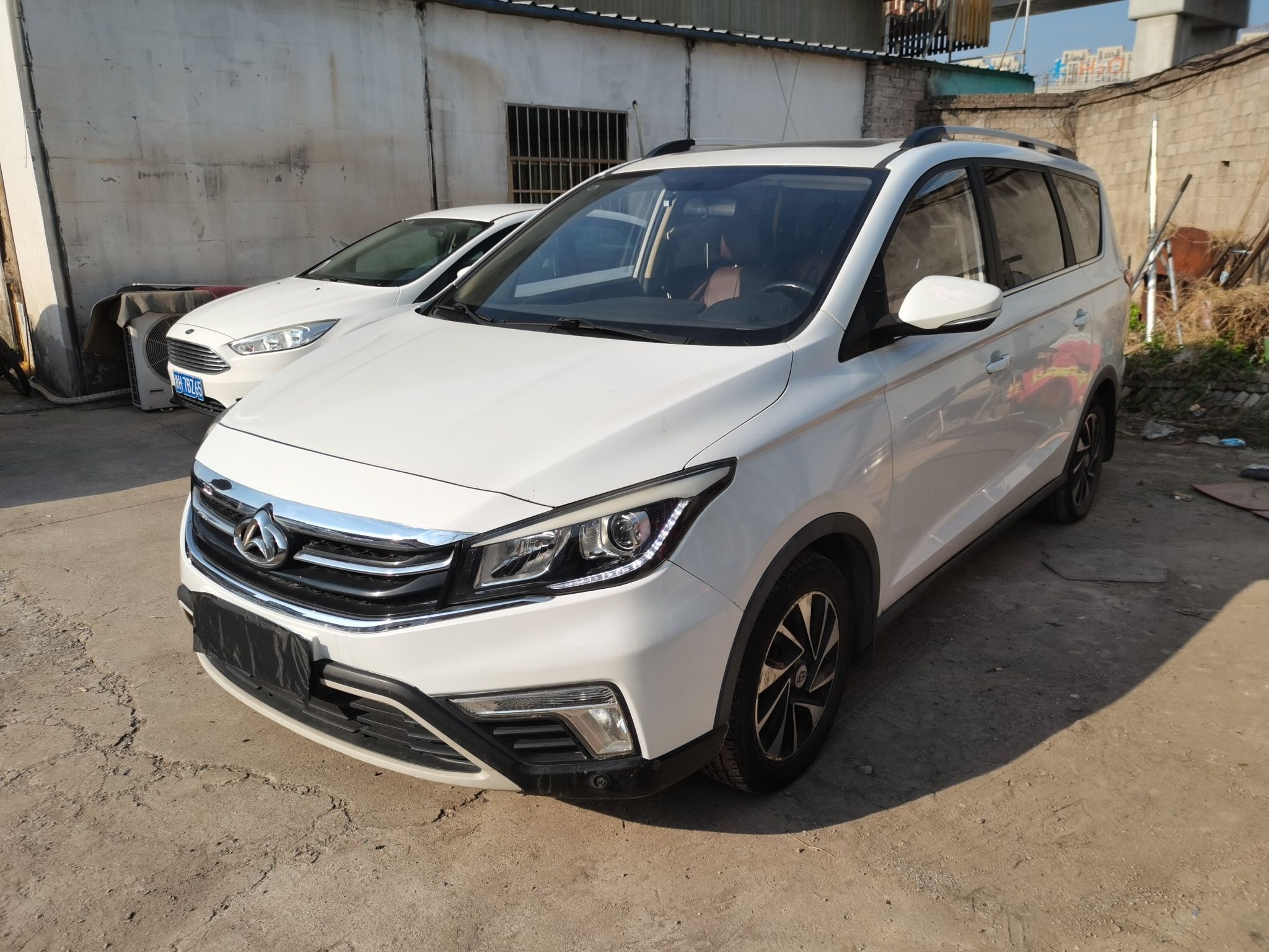 Под передней частью автомобиля