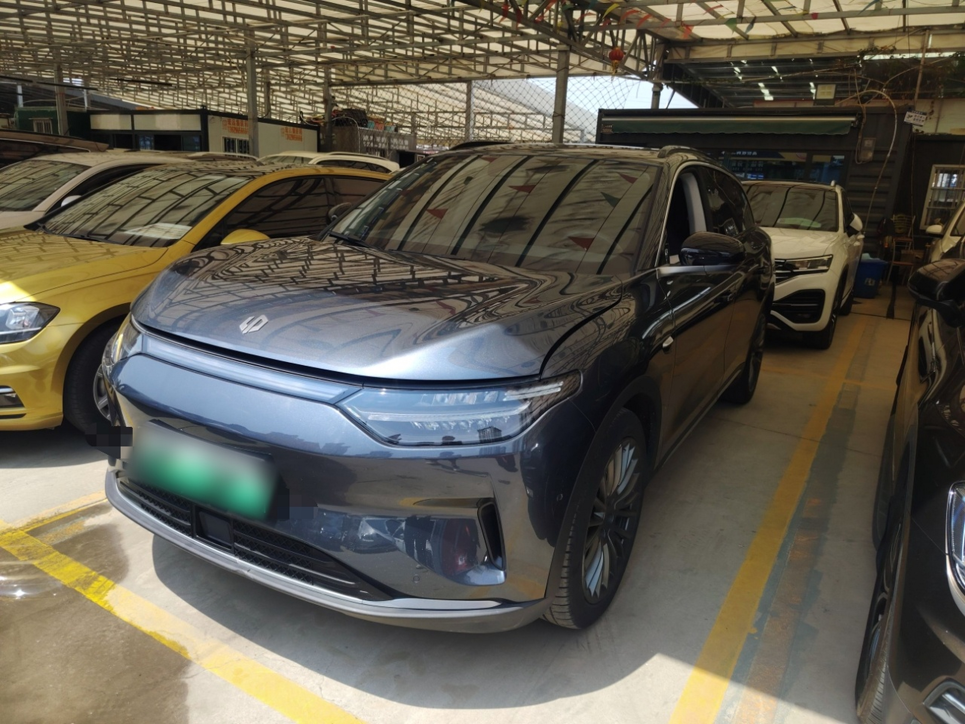 Под передней частью автомобиля