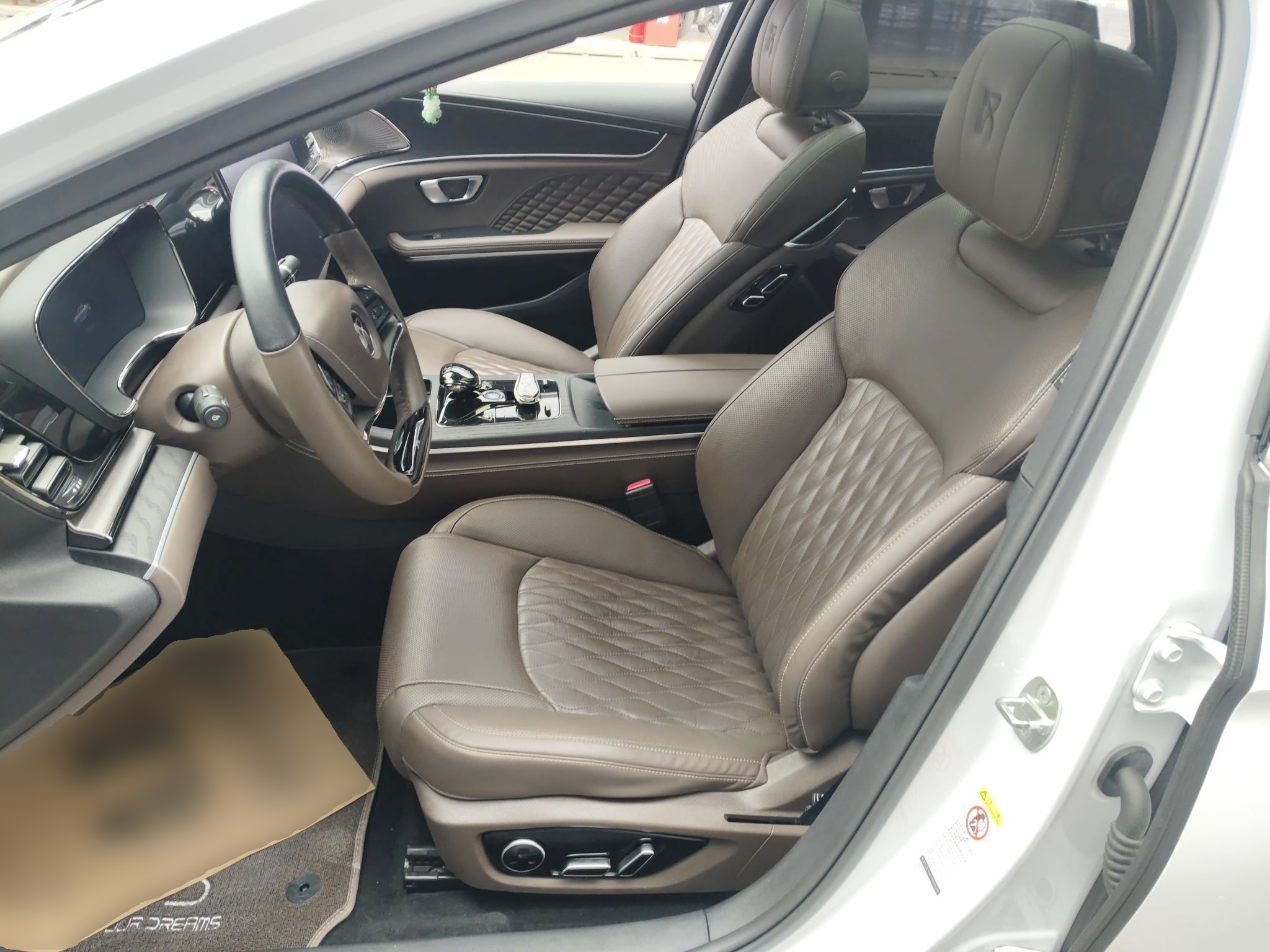 المقاعد الأمامية داخل السيارة