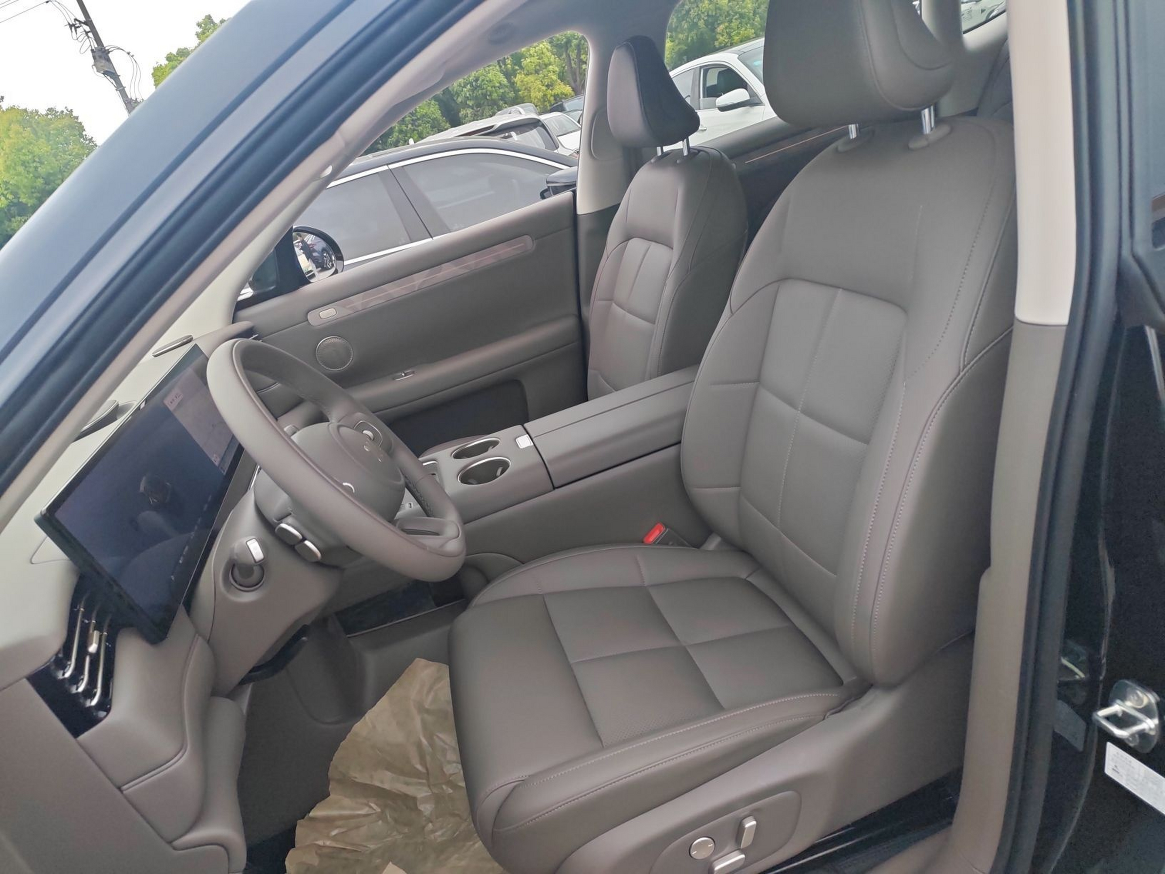 Переднее сиденье в автомобиле