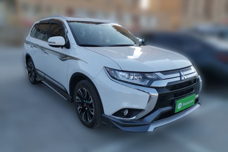 Used Mitsubishi Outlander 2020 2.0L Two-Wheel Drive Enjoyment Version 5 Seats Front Right 45 Deg