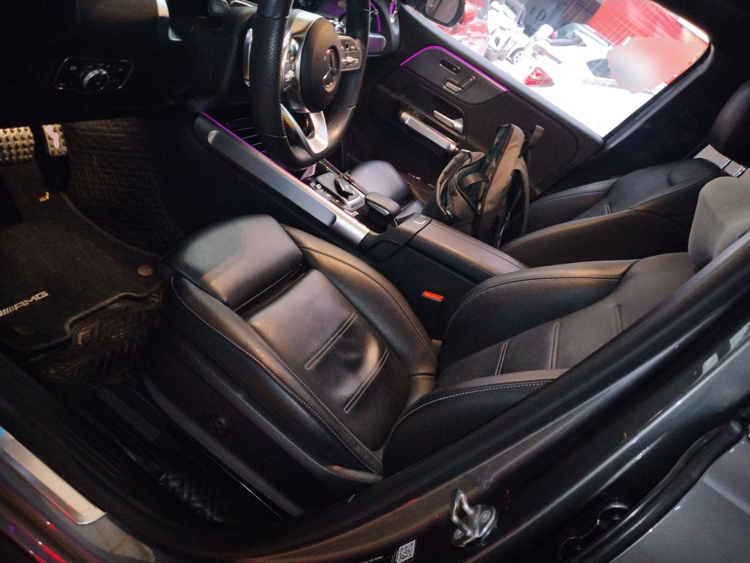 Переднее сиденье в автомобиле