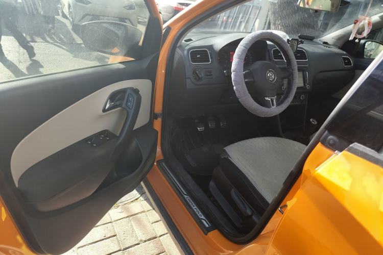 Used Volkswagen Polo 2012 1.6L Cross Polo MT Interior 3