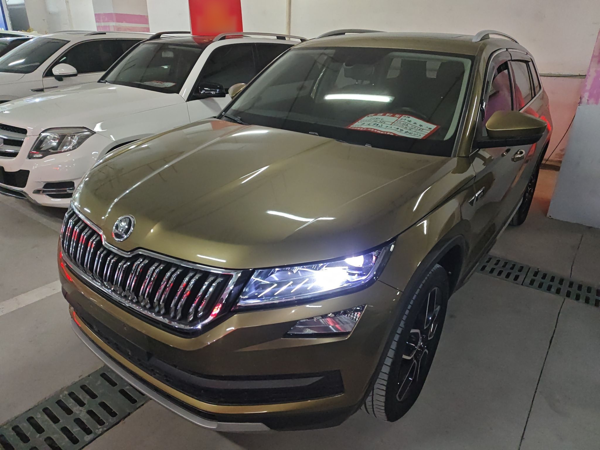 تحت مقدمة السيارة