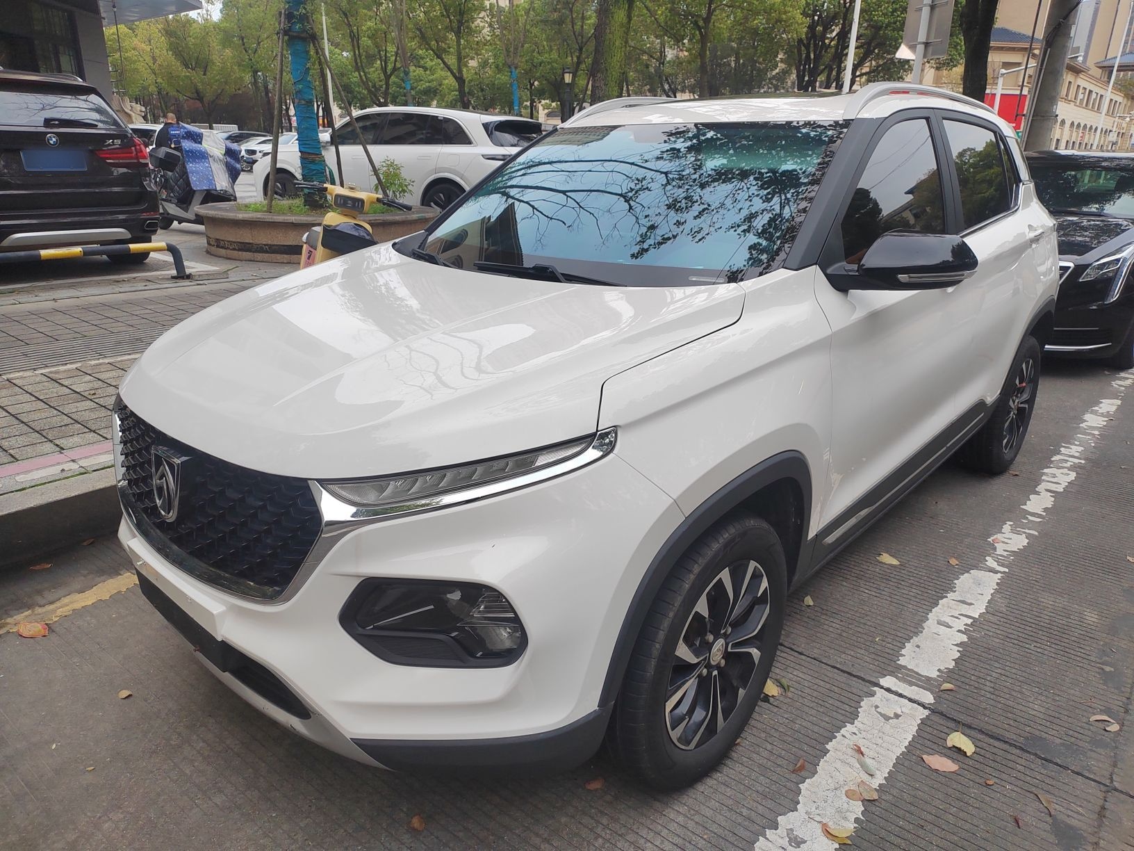 Под передней частью автомобиля