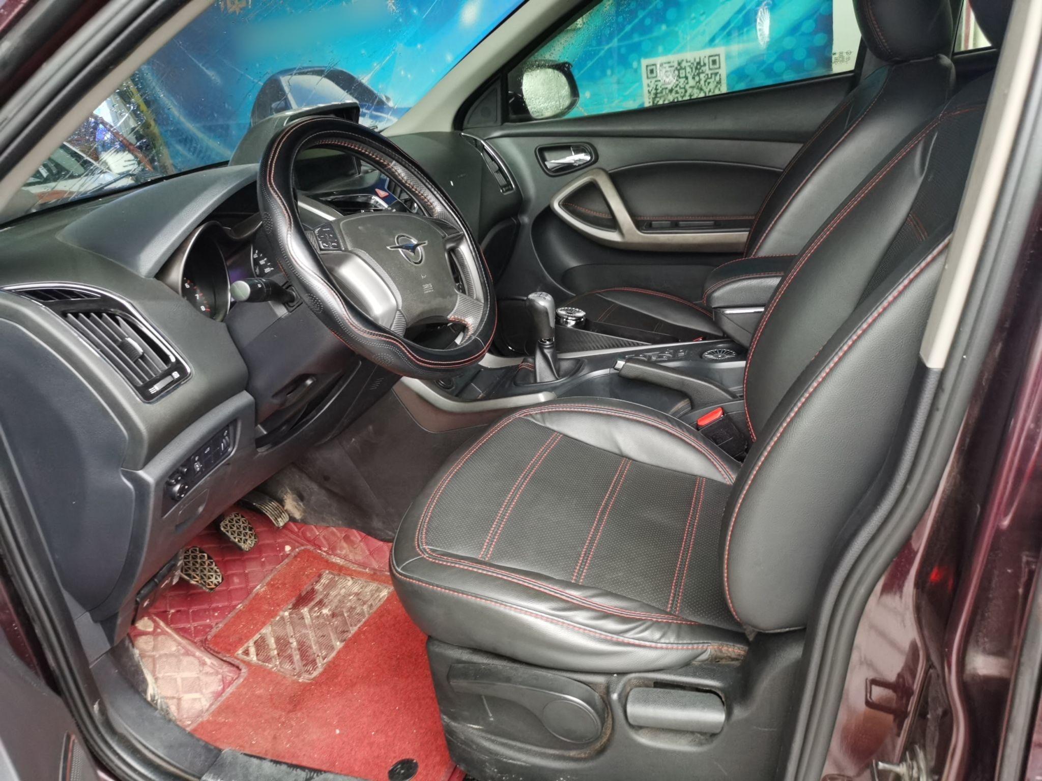 المقاعد الأمامية داخل السيارة