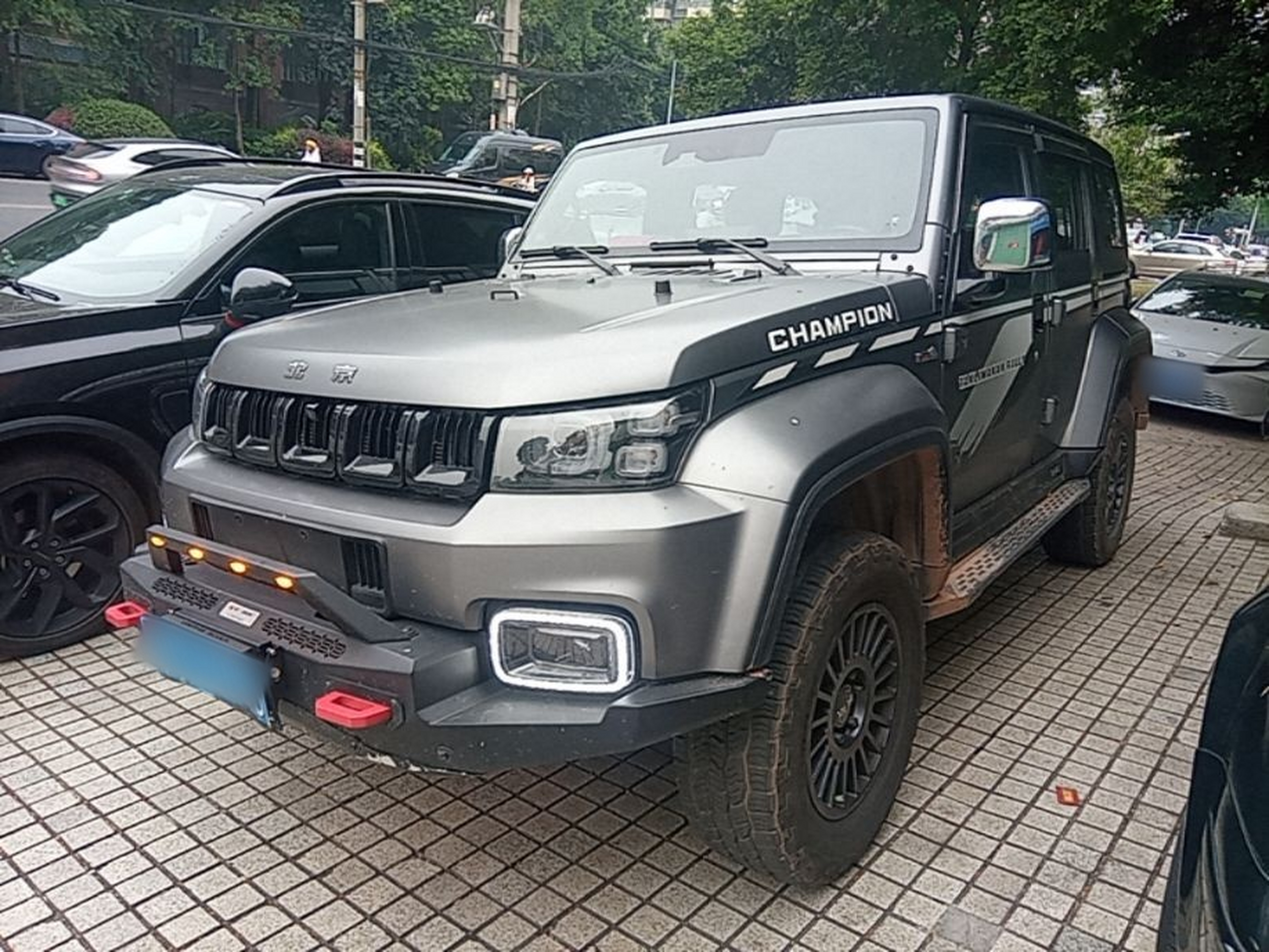 Под передней частью автомобиля