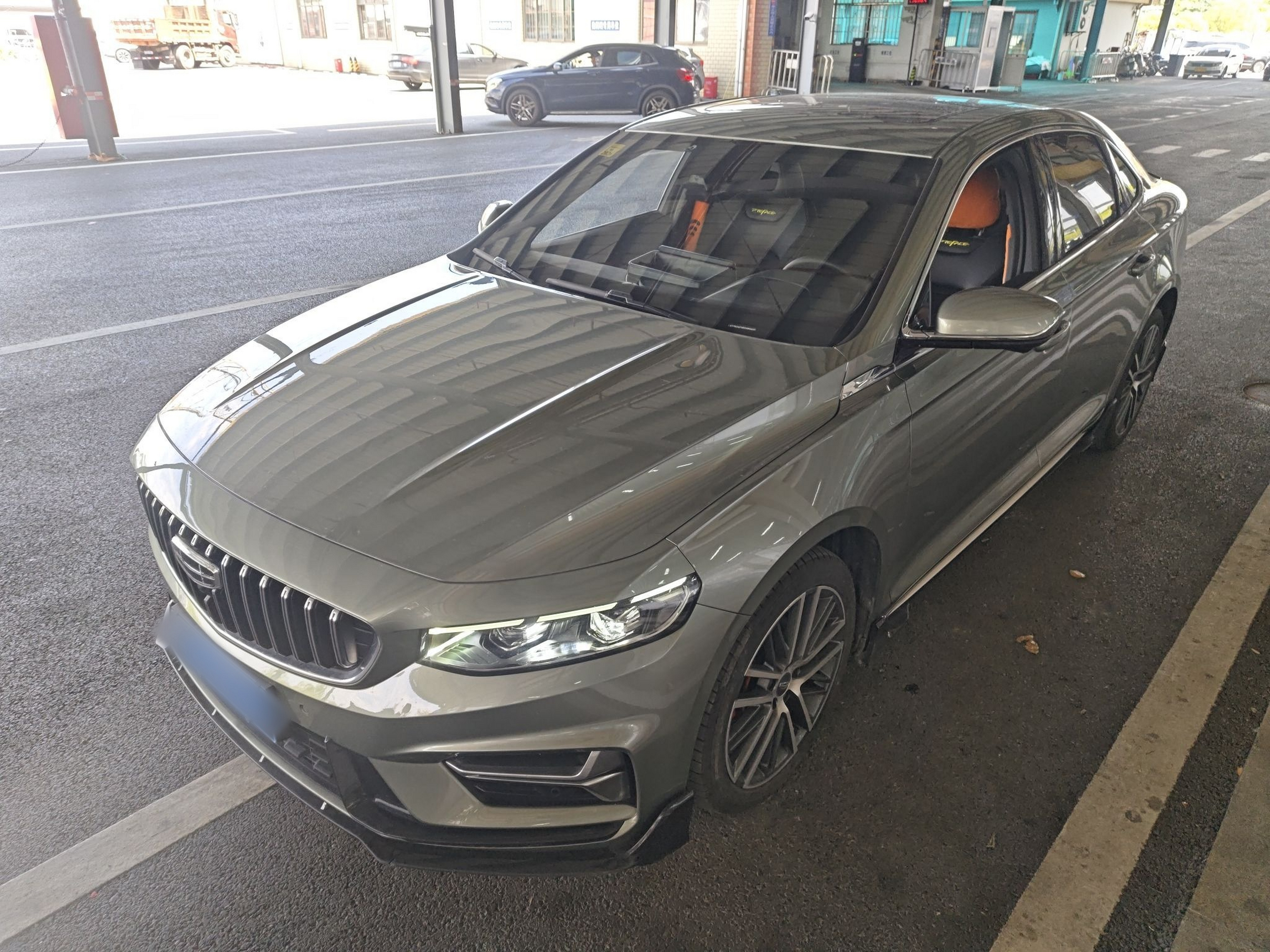 Под передней частью автомобиля