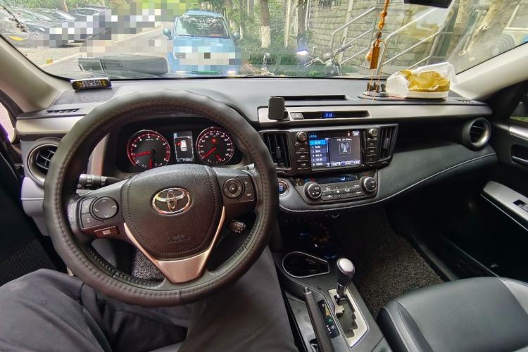 Used Toyota RAV4 2016 2.5L Automatic 4x4 Elite Edition Center Console