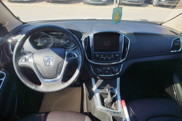 Used Baojun 560 2016 1.5T Manual Luxury Model Center Console