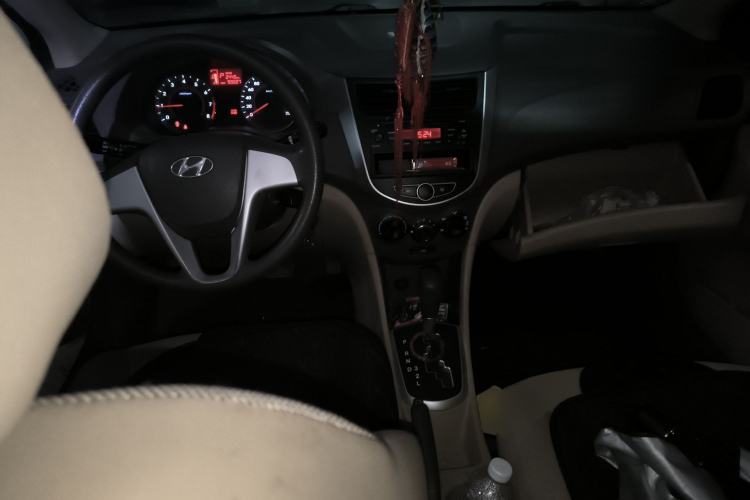 Used Hyundai Verna (older generation) 2010 Sedan 1.4L Automatic Fashionable GT Model Center Console