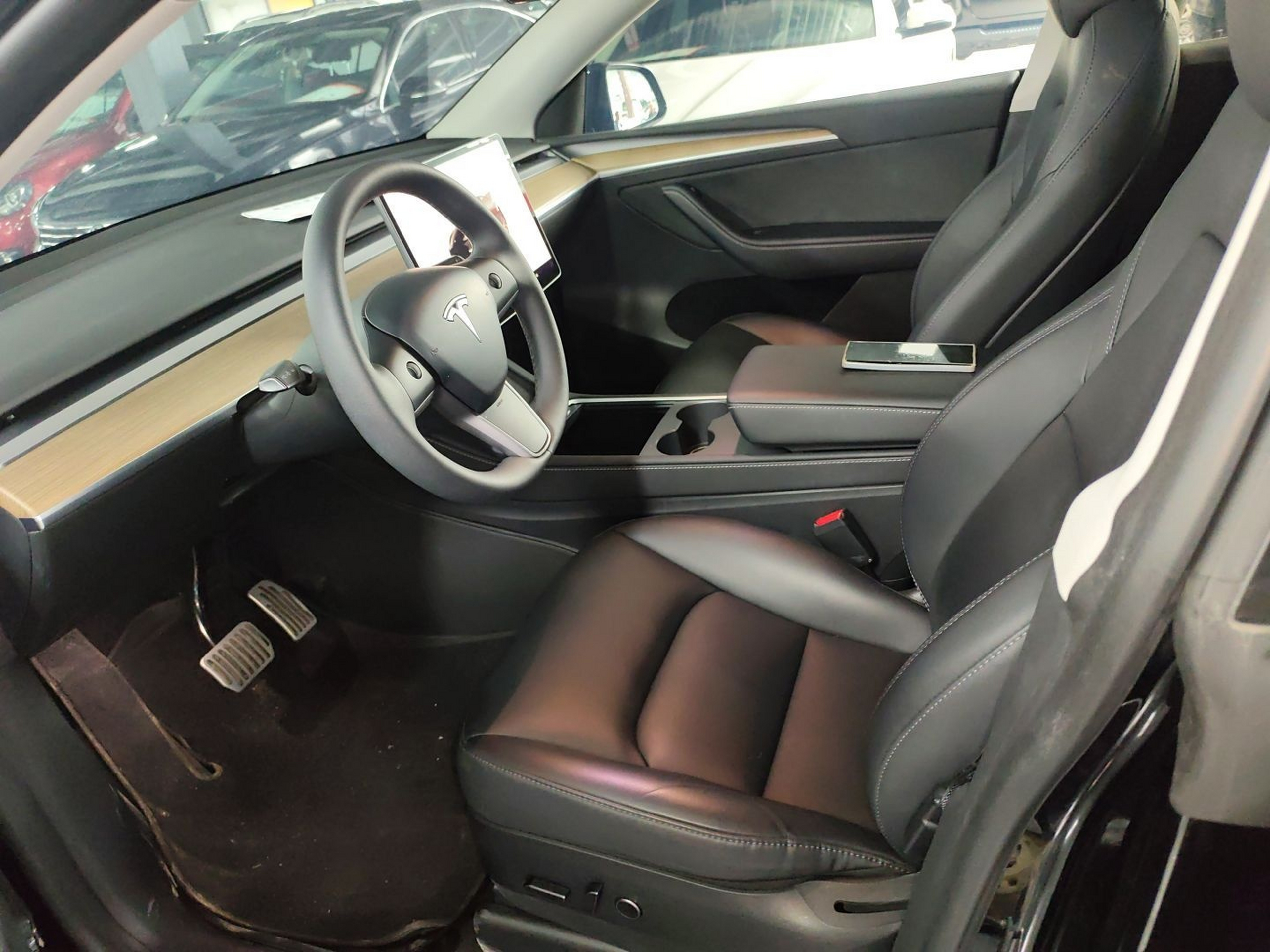 المقاعد الأمامية داخل السيارة