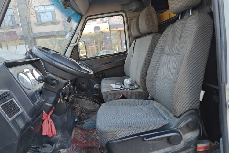 Used Iveco Daily 2020 2.8T V35 Box Truck with Dual Tires Mid-Roof Design 3 Seats Emission Standard China V