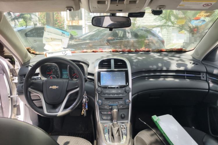 Used Chevrolet Malibu 2013 1.6T Automatic Comfort Edition Center Console