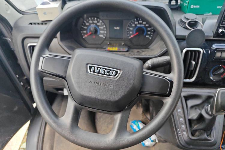 Used Iveco Daily 2023 2.5T A37M1 Multi-Purpose Passenger Vehicle Long Wheelbase Mid-Roof Design Dual Side Sliding Doors Automatic Transmission
