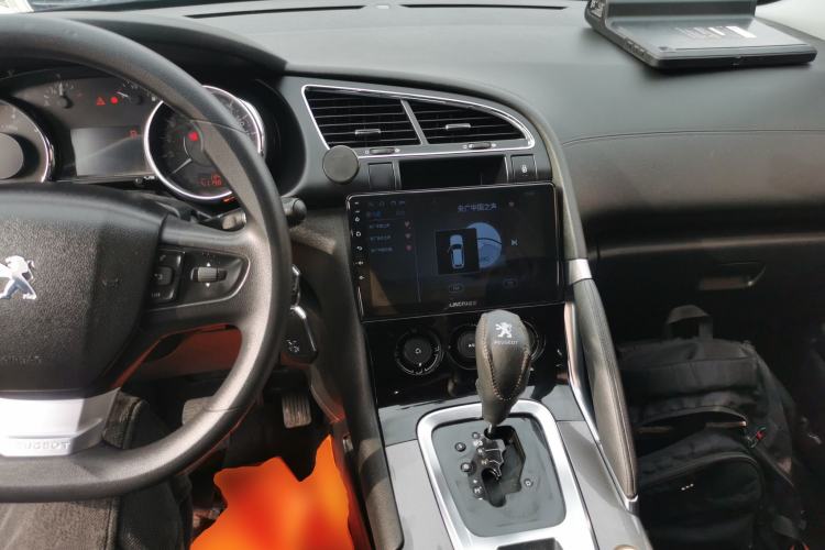 Used Peugeot 3008 2016 2.0L Automatic Classic Edition Center Console