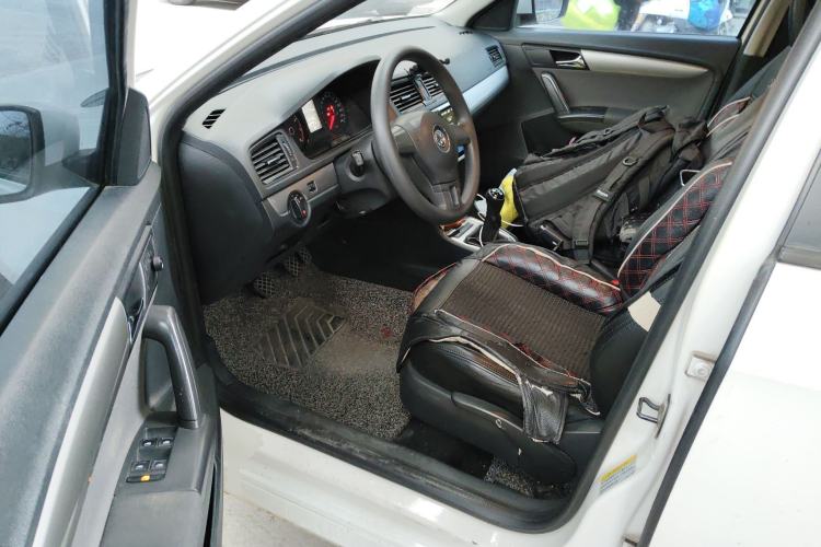 Used Volkswagen Gran Lavida 2013 1.6L Manual Fashion Model