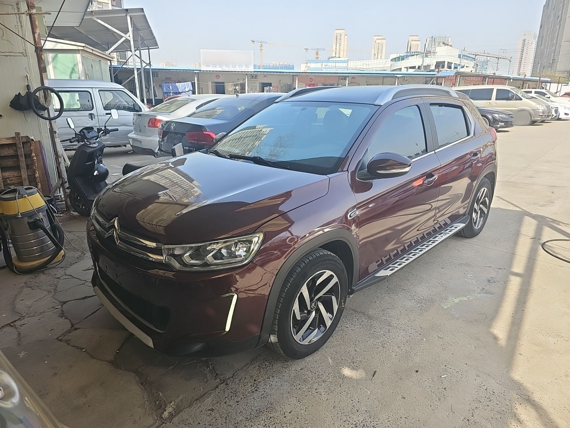 تحت مقدمة السيارة