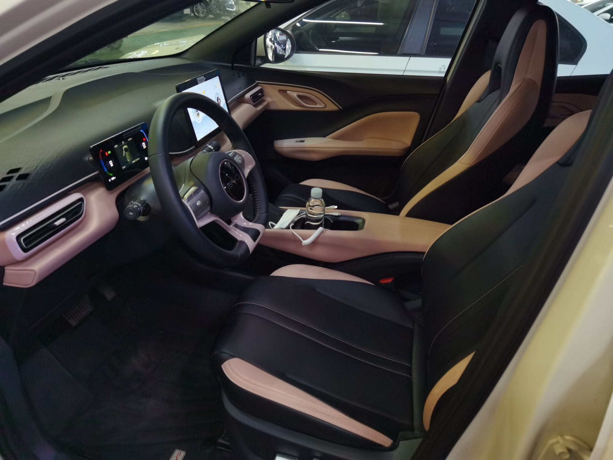 المقاعد الأمامية داخل السيارة