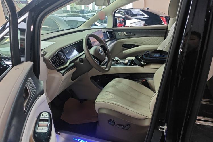 Used Denza D9 2022 DM-i 1040 Prestige Model
