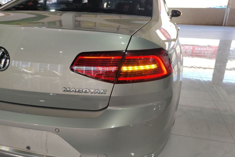 Used Volkswagen Magotan 2019 330TSI DSG Leading Edition China V Standard Right Rear Taillight