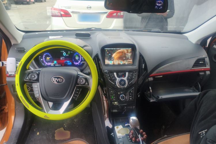 Used BYD Qin New Energy 2014 1.5T Cool Black Knight Flagship Model Center Console