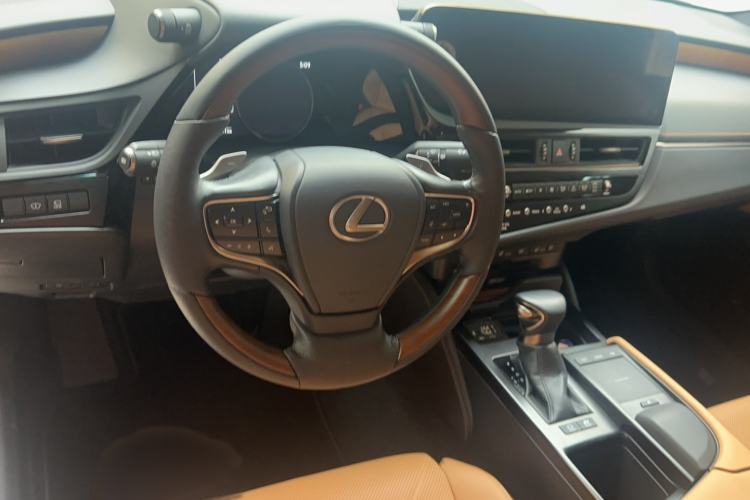 Used Lexus ES 2021 300h Executive Edition
