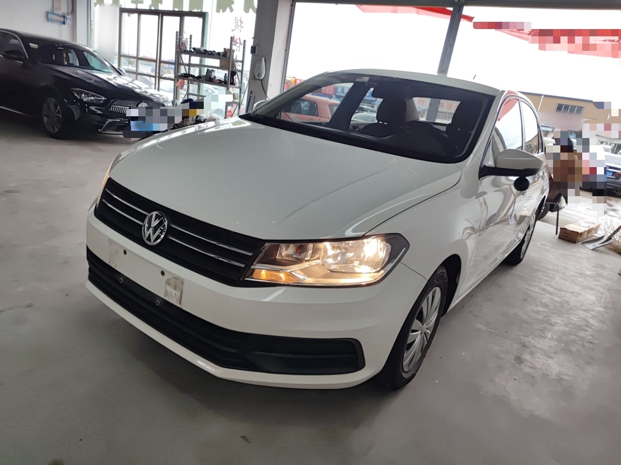 Под передней частью автомобиля