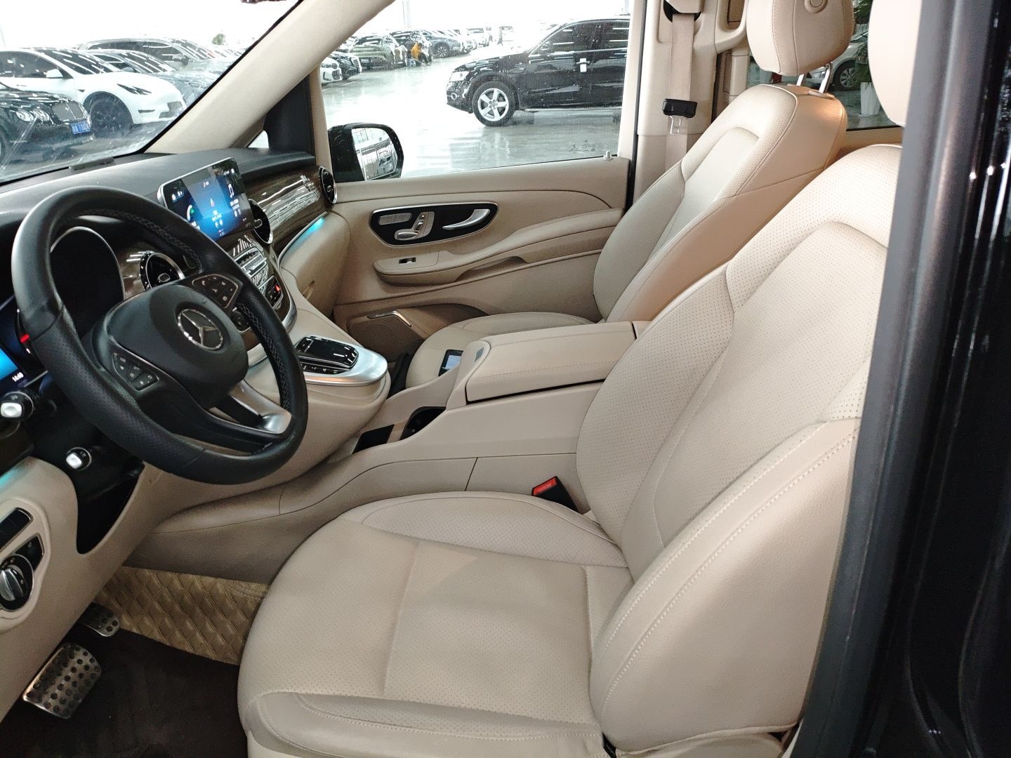 المقاعد الأمامية داخل السيارة