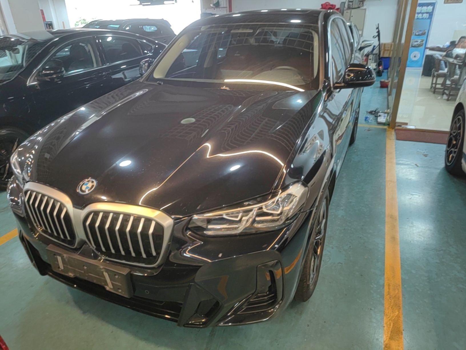 Unter der Vorderseite des Autos