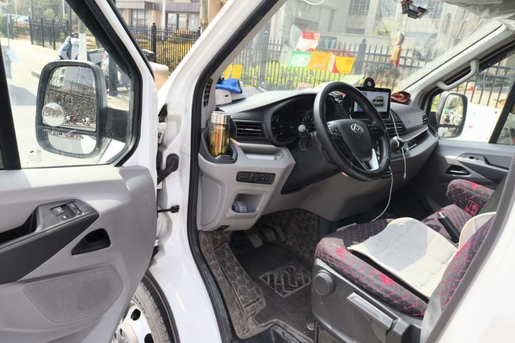 Used SAIC MAXUS Xintu V90 2022 2.0T Manual VAN Rear-Drive Extended Wheelbase High Roof with Dual Rear Tires 3-Seater
