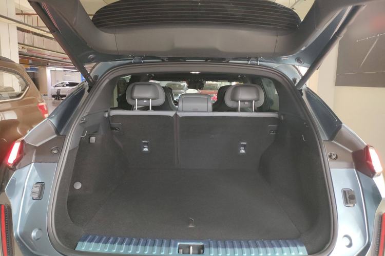 Used Lynk & Co 08 EM-P 2025 220 km All-Wheel-Drive Performance Halo Trunk