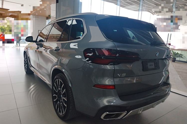 Used BMW X5 2023 xDrive 30Li Luxury M Sport Package
