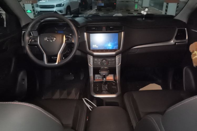 Used SAIC MAXUS T60 2017 2.0T Gasoline Automatic 4x4 High-Ride Elite Standard Cabin Center Console