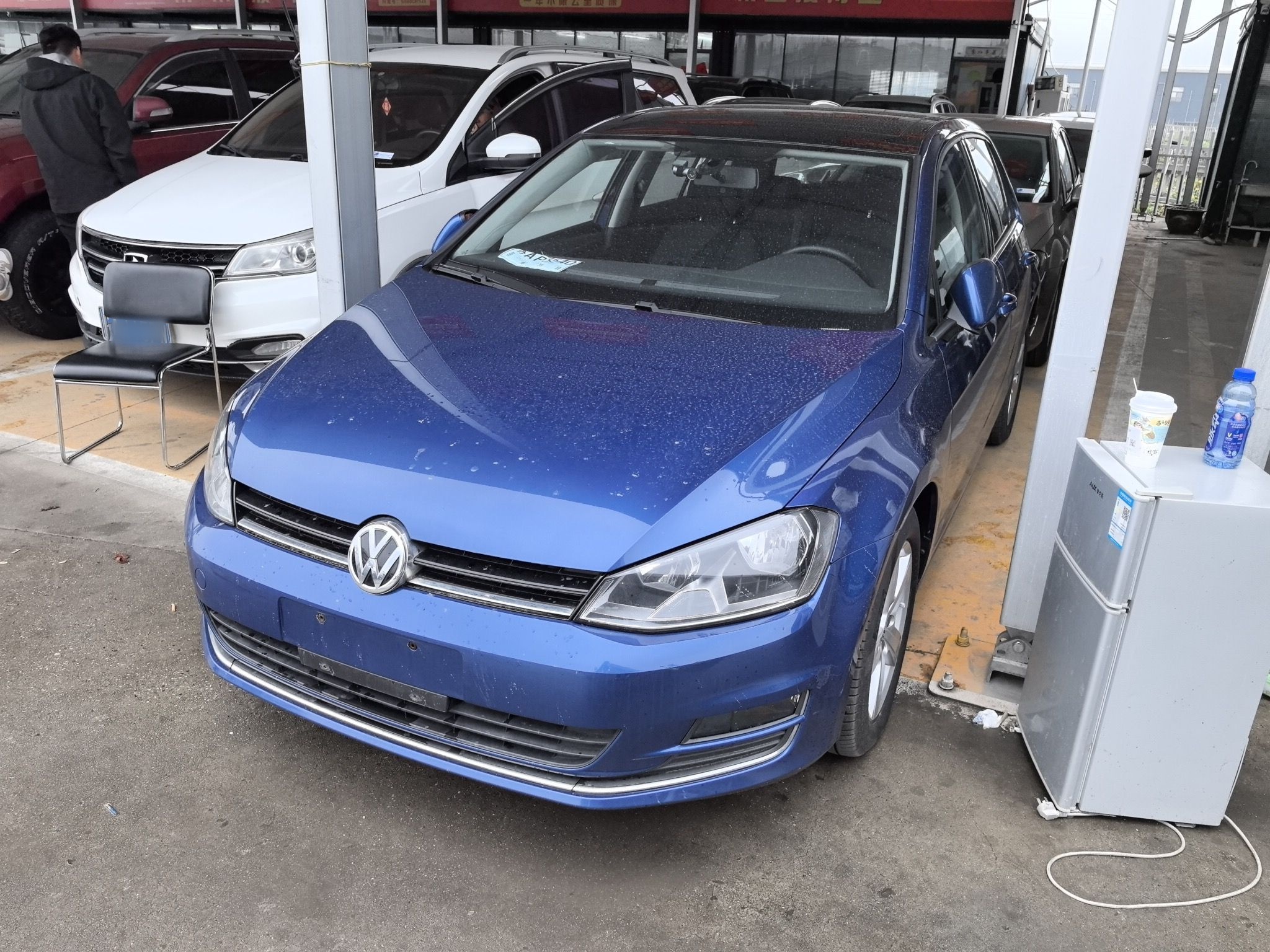 تحت مقدمة السيارة