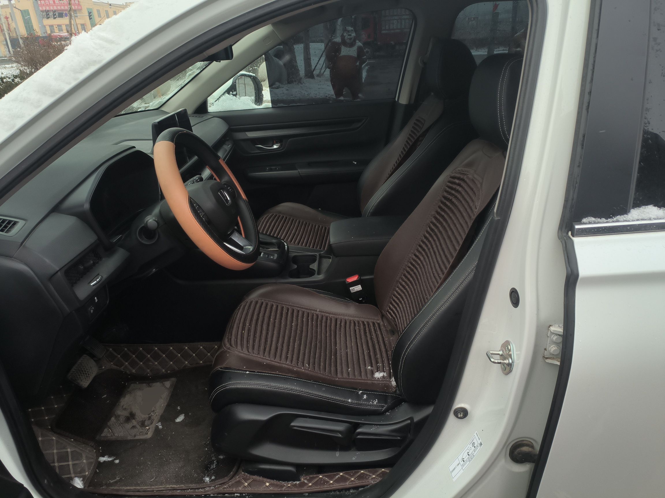 المقاعد الأمامية داخل السيارة