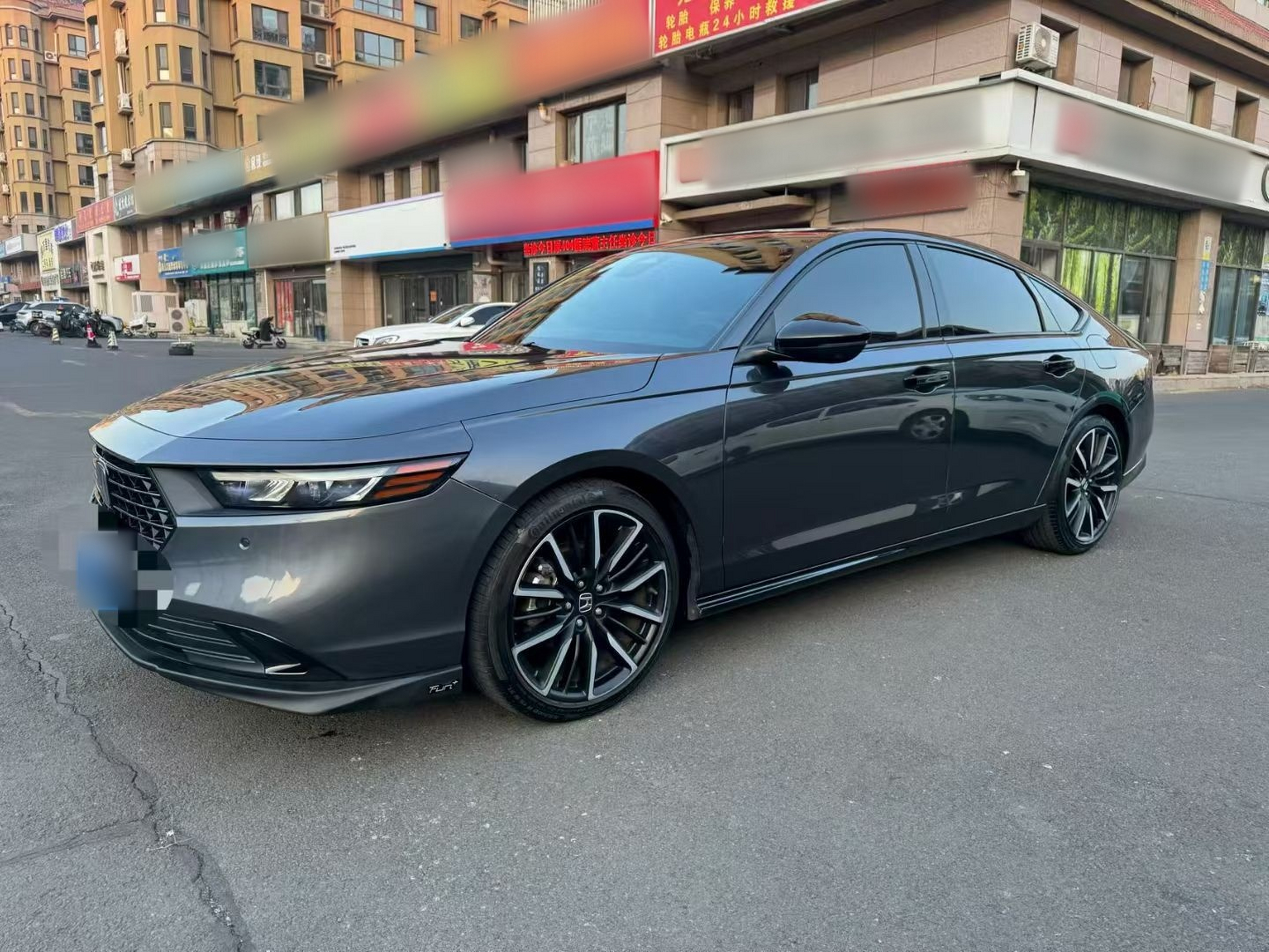 Под передней частью автомобиля