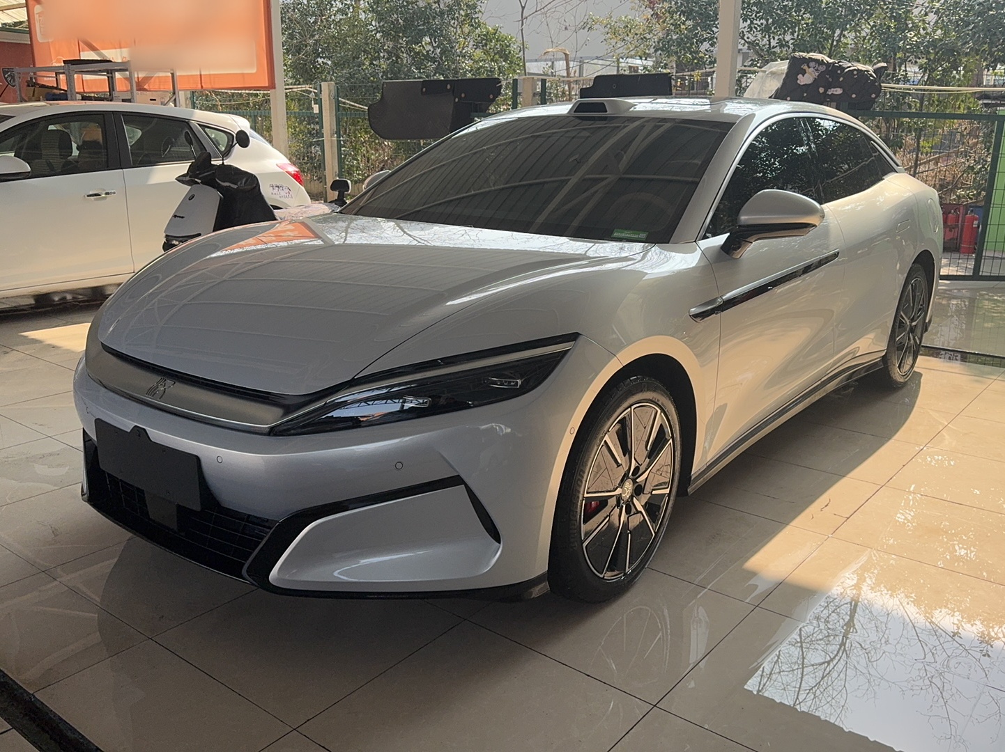 تحت مقدمة السيارة