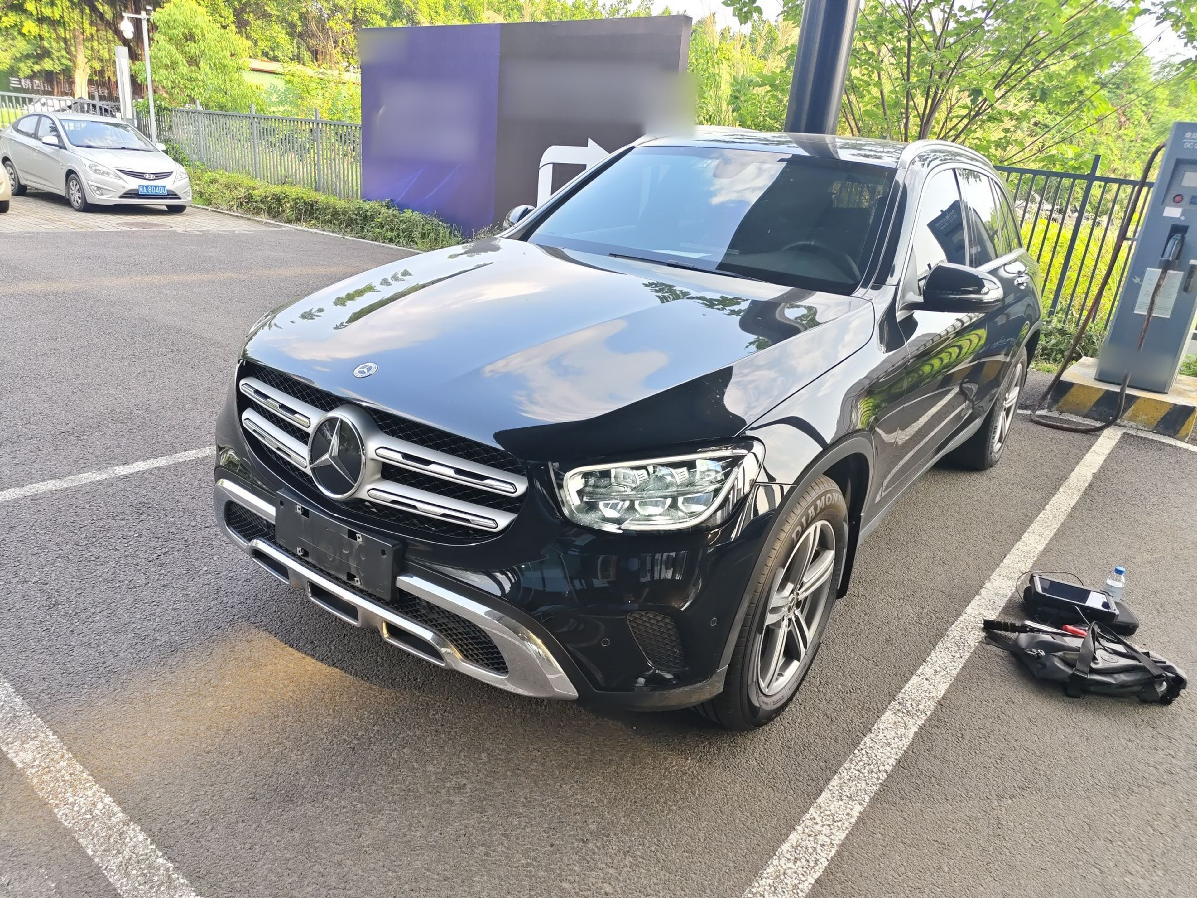 Под передней частью автомобиля