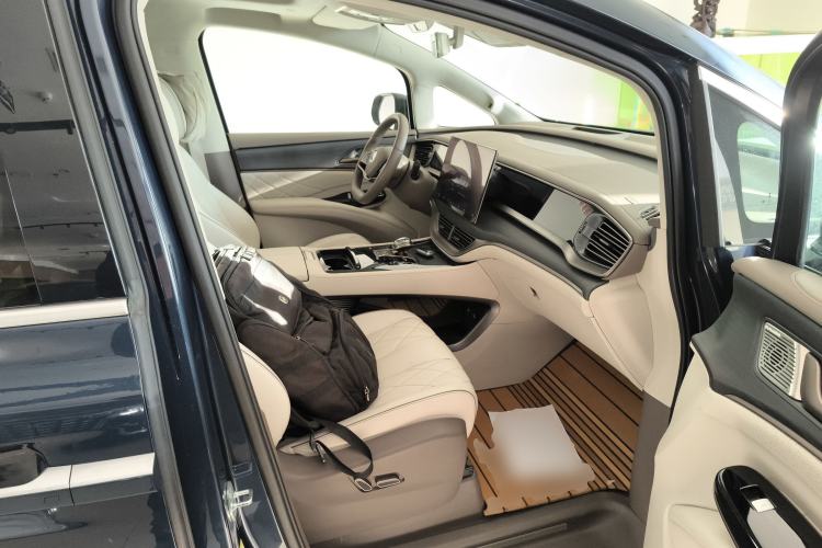 Used Denza D9 2022 DM-i 970 Four-Wheel Drive Flagship Model
