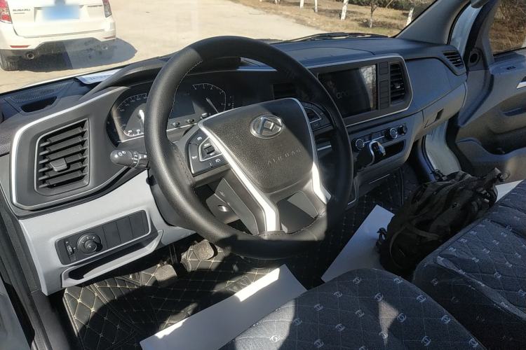 Used SAIC MAXUS Xintu V80 2025 PRO Aoyuntong 2.0T Manual Short Wheelbase Ultra-Low Roof 5/6-Seater
