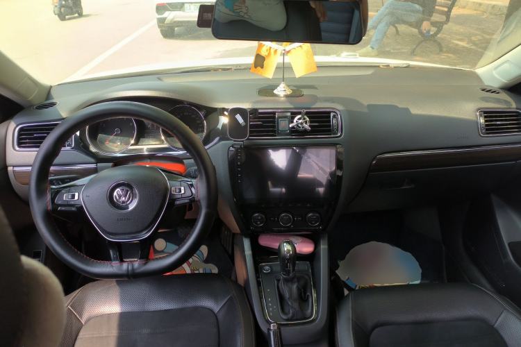 Used Volkswagen Sagitar 2015 230TSI Automatic Luxury Model Center Console
