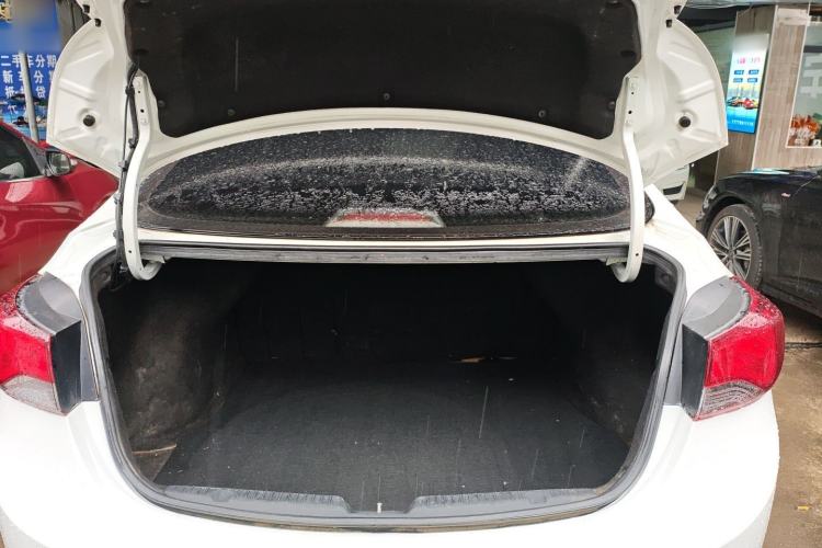 Used Hyundai Elantra (5th Generation / Langdong) 2016 1.6L Automatic Smart Version