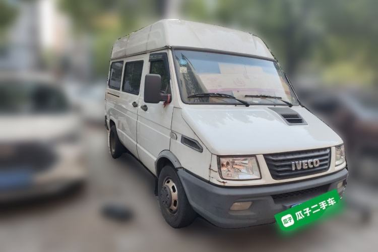 Used Iveco Daily 2017 2.5T A35 Passenger Van 5-7 Seats Model 47Z5 Front Right 45 Deg