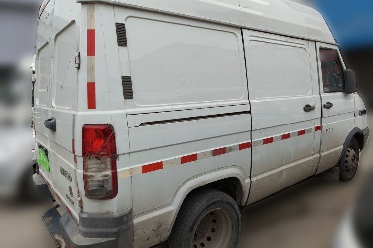 Used Iveco Daily 2020 2.8T V35 Box Truck with Dual Tires Low Roof 3 Seats China VI Emission Standard